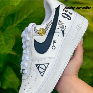 Analyzing image     AirForce1xHarryPotterB_WSeriesThemedCustomKicks-Side1