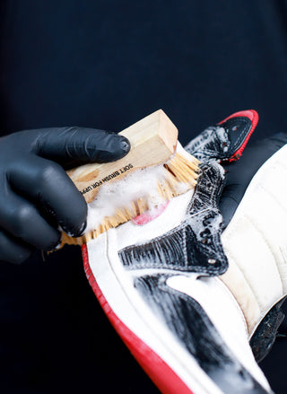 How to Clean Your Sneakers at Home to Keep Them New | Guide 2024