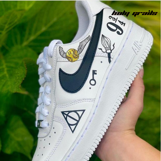  Analyzing image     AirForce1xHarryPotterB_WSeriesThemedCustomKicks-Side1