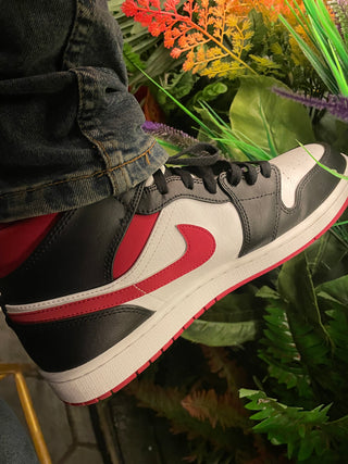 Sneakers Featured Image - AJ1 Gym Red in the frame